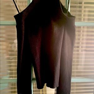 Black shoulder cut out sweater.